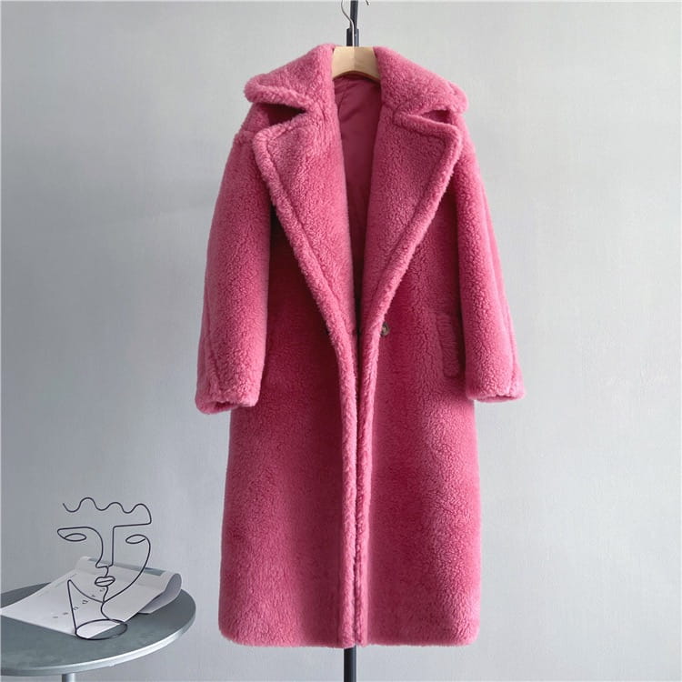 Abrigo exterior tipo osito de peluche largo para mujer de lana en un vibrante rosa, esponjoso, con superficie texturizada acogedora y cuello clásico, diseñado para mayor comodidad y estilo, prestando atención al contorno de pecho y al contorno de cadera para el servicio de atención al cliente.