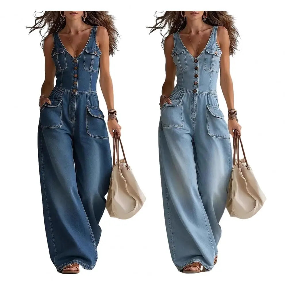 Mono de mezclilla estilo romper de pierna ancha y cuello en V con overoles de mezclilla azul profundo y lavado claro, con cierres con botones y bolsillos frontales.