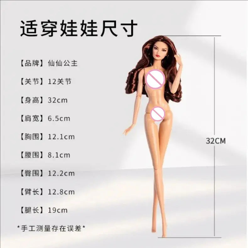 Poupée à l’échelle 1/6 d’une hauteur de 32 cm, avec de longs cheveux bruns ondulés et un corps en plastique beige lisse, présentée dans le cadre d’un ensemble de vêtements et d’accessoires de mode pour poupée.