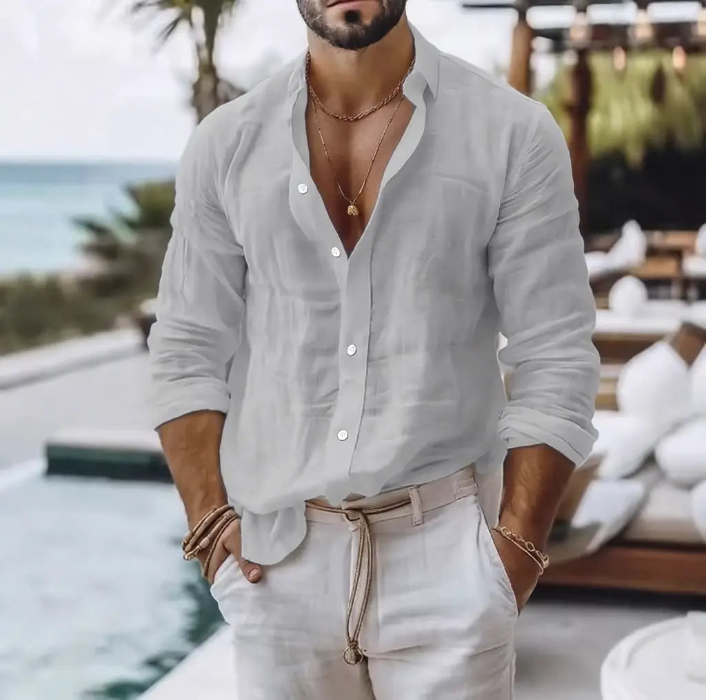camisa de algodón gris claro de hombre para verano en la playa con diseño de botonadura sencilla, mangas largas con puños arremangados y un ajuste relajado para estilo de verano en la playa
