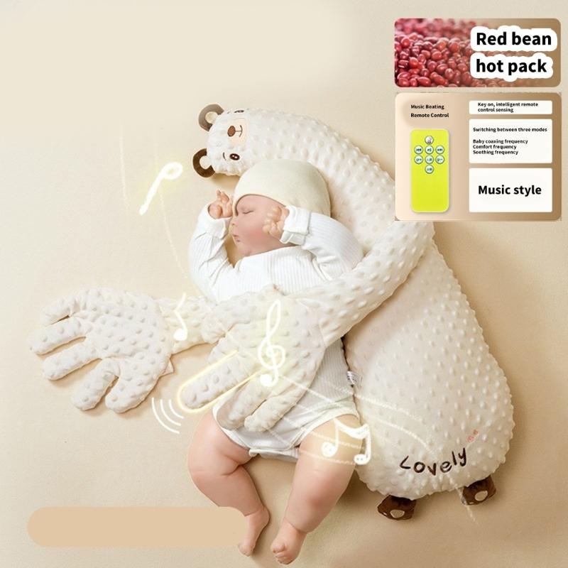 Eine Plüsch-Handpuppe für Babys in Form eines weißen Bären als Schlafhilfe mit strukturierter Oberfläche und bestickten Details, entworfen zur beruhigenden Versorgung von Säuglingen.