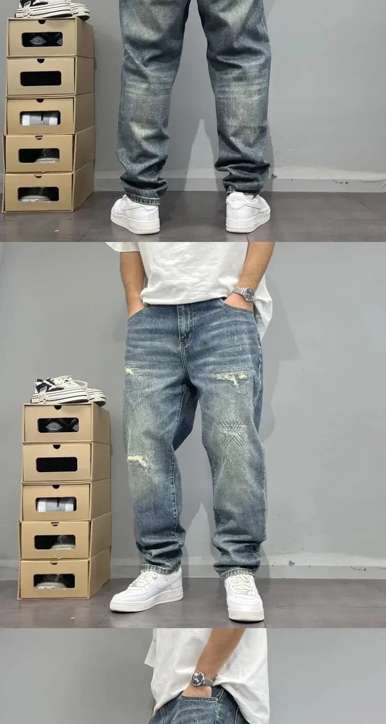 色あせたミディアムウォッシュブルーの、男性用のルーズフィット、ダメージ加工のストレートレッグデニムジーンズ（リラックスしたフィット感、耐久性のあるデニム素材を使用）。