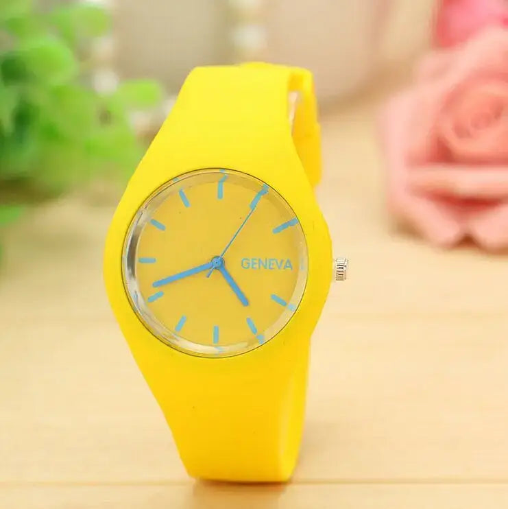 Montre à quartz pour femmes Genève en silicone jaune vif, cadran assorti et aiguilles bleu clair, conçue pour un usage vestimentaire décontracté.