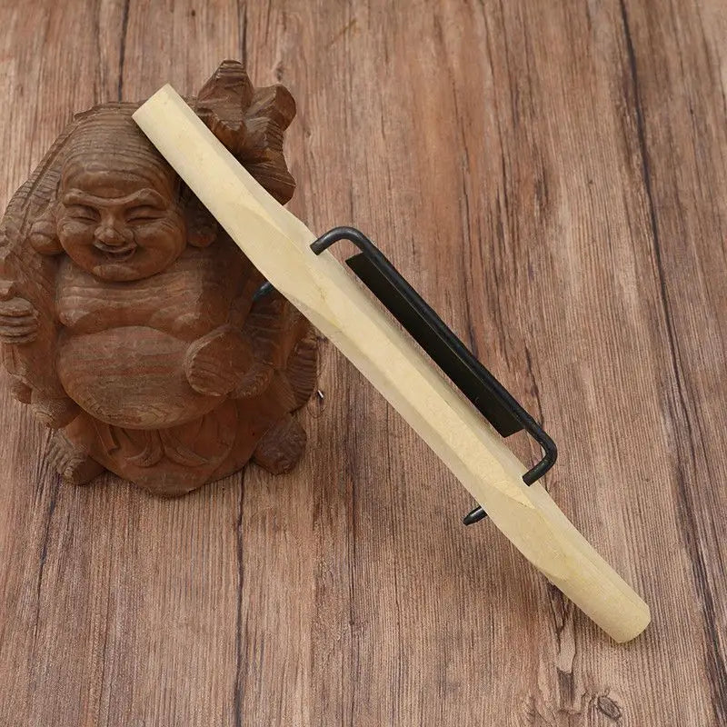 Un outil de finition en menuiserie à raboter à la main en bois de rose, doté d’une poignée de sculpture en bois de couleur claire, avec une prise en métal noir et une lame incurvée