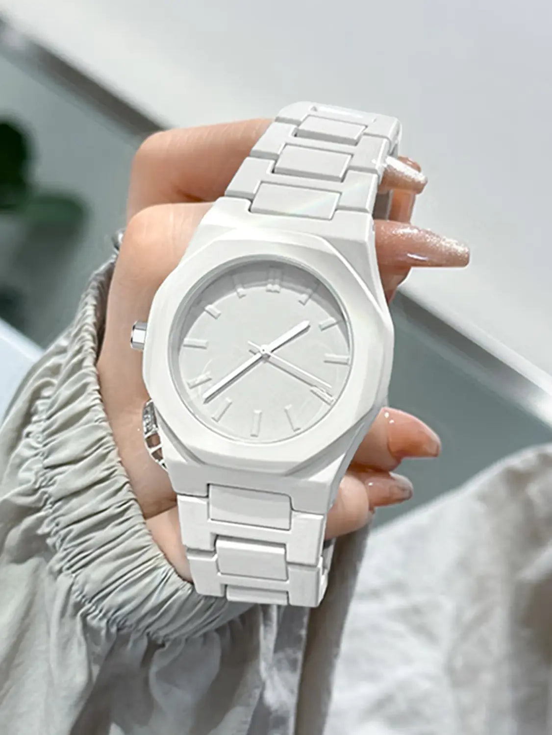 Herrenarmbanduhr Tomi im minimalistischen Design aus weißer Keramik mit einem eleganten, kantigen Gehäuse und einem minimalistischen Design.