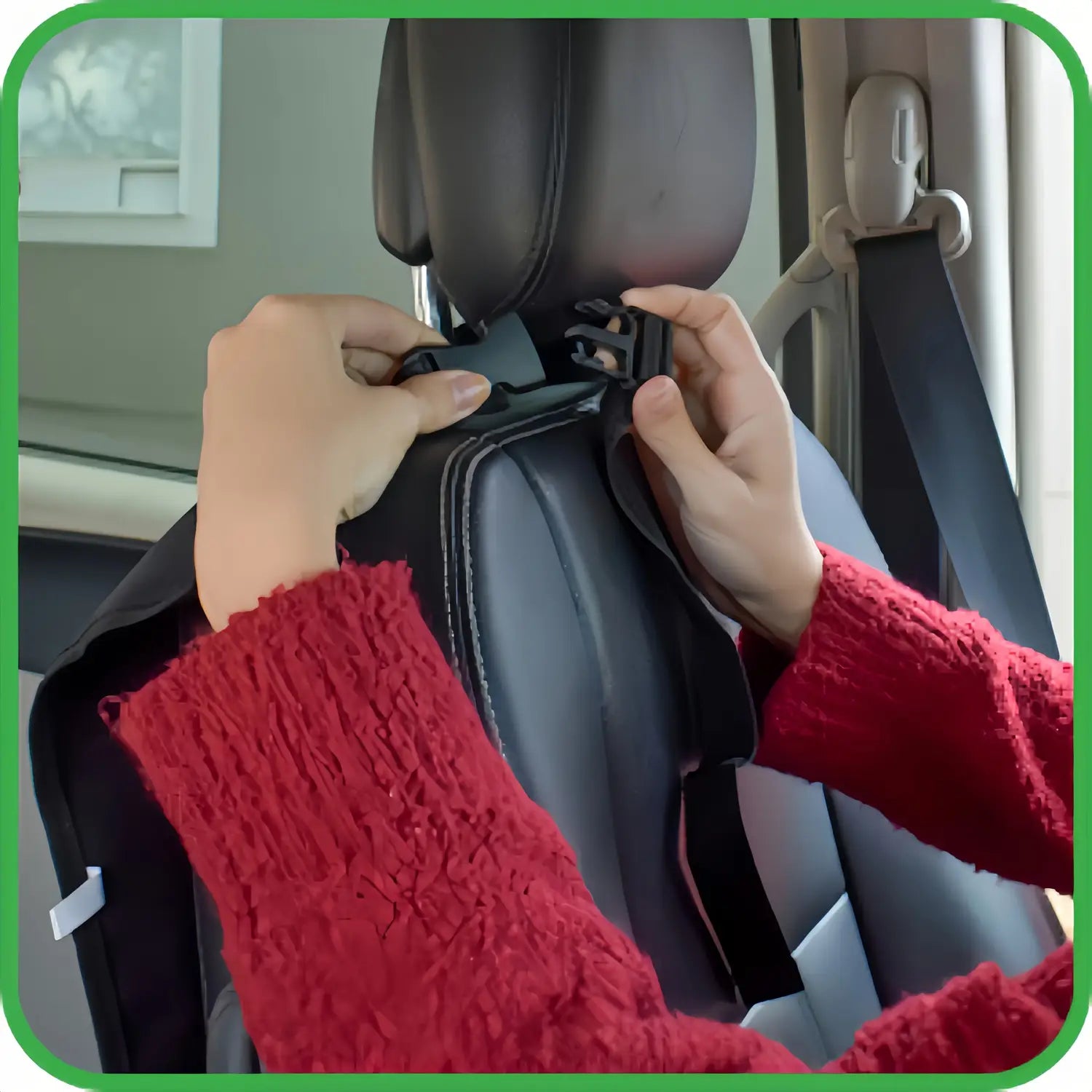 Organizador negro para el asiento del automóvil, protector impermeable del respaldo del asiento, mostrado desde la parte trasera con correas ajustables y un sistema de hebilla seguro.