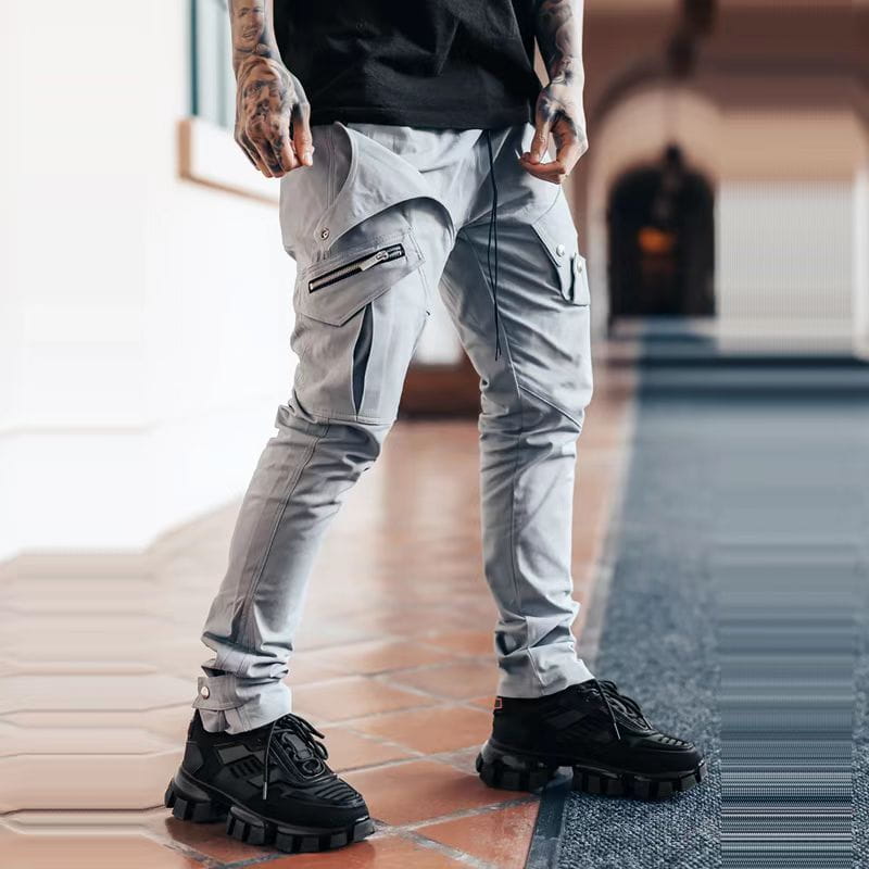 Herren-Tactical-Cargohosen in Grau mit mehreren Taschen und einer schlichten, zulaufenden Passform, für den Freizeitgebrauch ausgelegt.