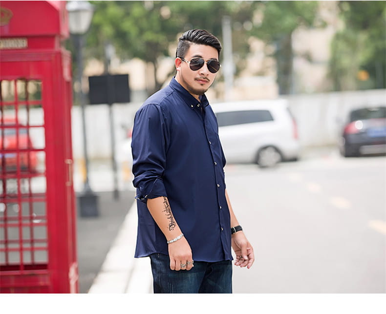 Chemise habillée pour hommes, grande taille, bleu marine, manches longues, boutonnée, avec poignets retroussés et col discret, idéale pour une tenue de travail formelle.