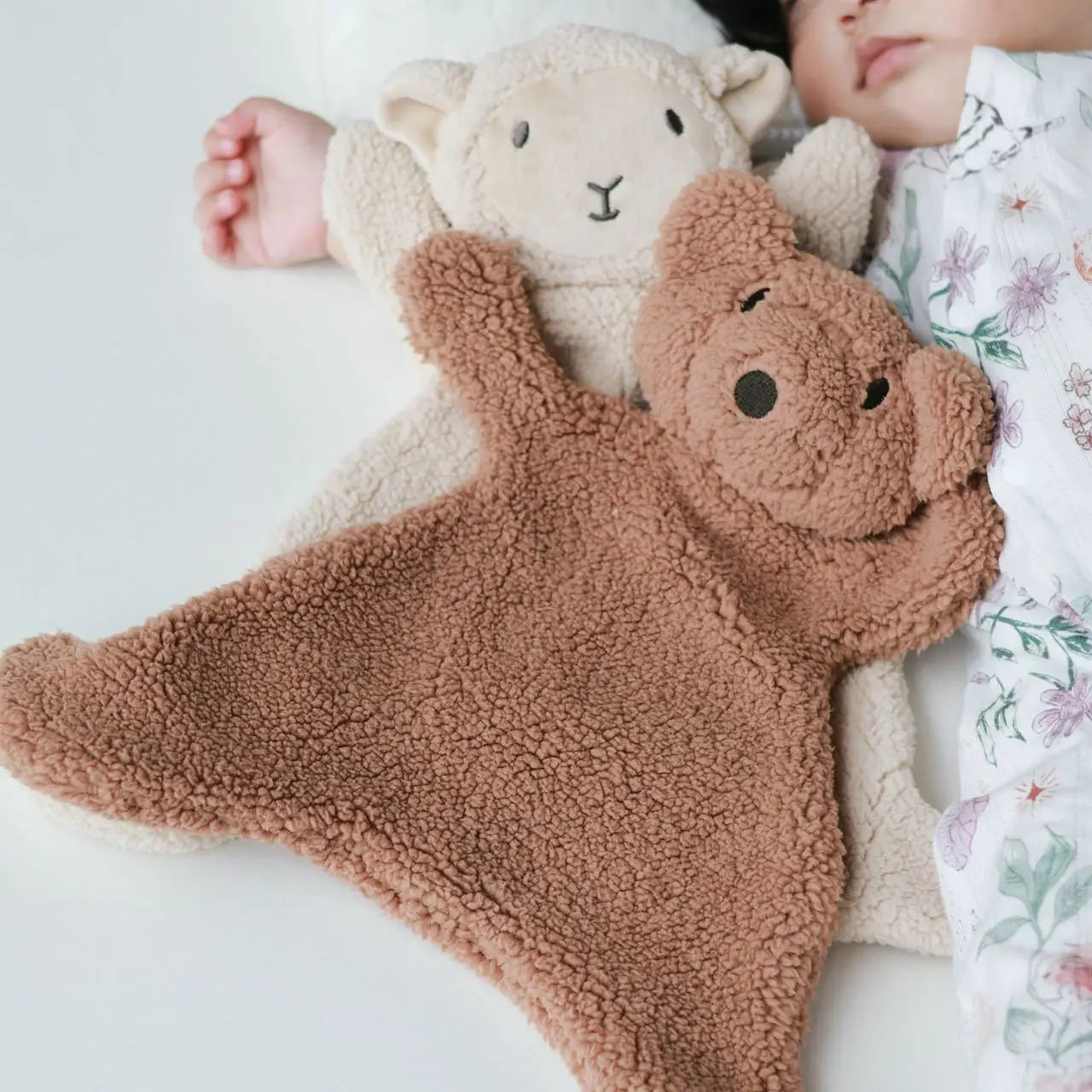 ふわふわとした毛足のある質感と、刺繍による表情のディテールを備えた、柔らかなブラウンのテディベア型ベビーなだめ用ぬいぐるみベアの人形写真撮影用小道具。