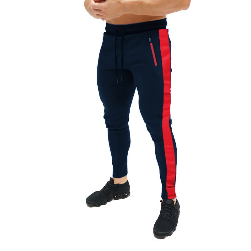 Pantalones cargo color azul marino de hombre, joggers casuales holgados, con una franja vertical roja intensa en el lateral y un bolsillo con cierre en el muslo.
