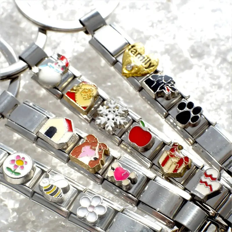 Llavero con dije de eslabones italianos con acabado plateado, personalizado, color plata, con dijes esmaltados de colores con forma de corazones, perros y manzanas.
