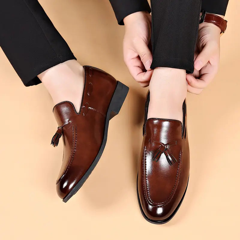 mocassins en cuir marron à pampilles, finition polie et design classique pour les chaussures professionnelles à enfiler pour homme