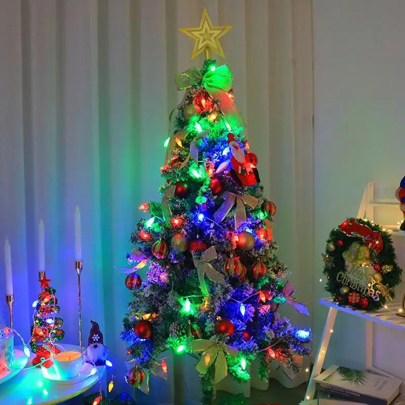 Ein festlich geschmückter, bestreuter (beflockter) Weihnachtsbaum mit farbenfrohen RGB-LED-Weihnachts-Stringlights und Ornamenten, ideal für die Raumdekoration.