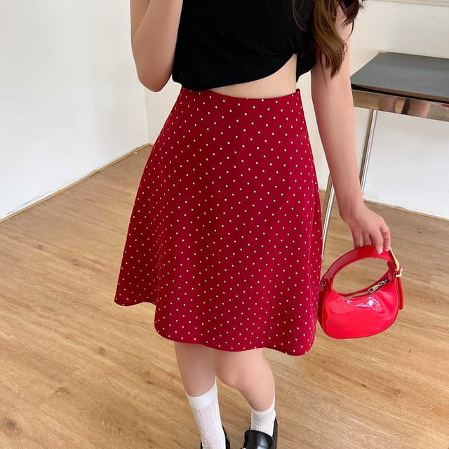 Falda midi línea A roja con lunares blancos que presenta lunares blancos y una silueta favorecedora.