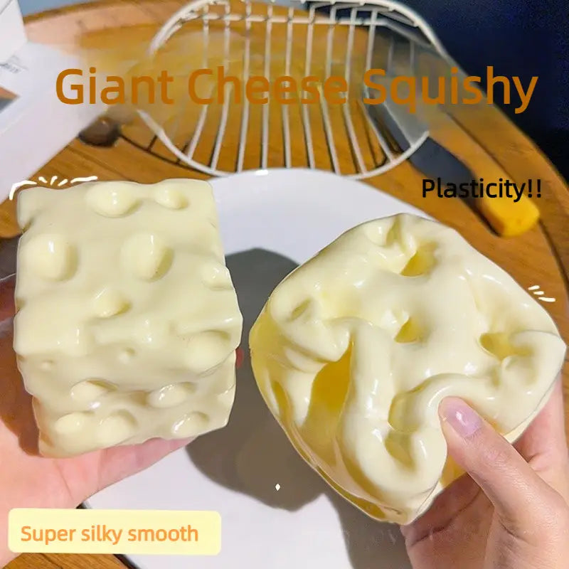 Cremefarbenes Käse-Soft-Glücksbringer-Spielzeug zur Stressreduktion in Würfelform mit strukturierter Oberfläche, die Löcher wie beim Schweizer Käse nachahmt, aus weichem, formbarem Material für Stressreduktion.