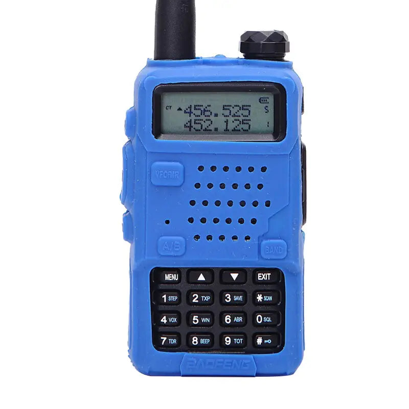 青いシリコーンラバー製バオフェン UV-5R 防水ケースの内側に、黒いアンテナとキーパッドを備えた青のバオフェン BF-F6 トランシーバー。