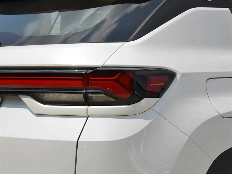 Die Rückseite einer Changan CS35 Plus Rückleuchtenabdeckung 2021–2023 zeigt ein elegantes, modernes Design mit scharfer roter LED-Beleuchtung und schwarzer Einfassung an einem weißen SUV.