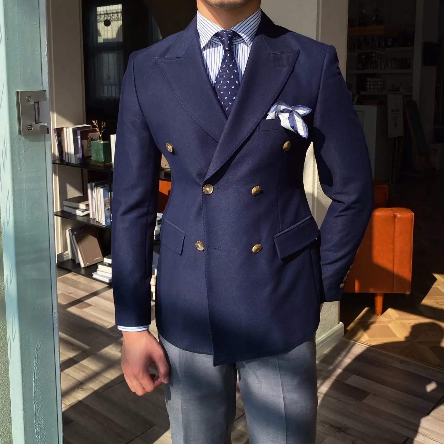 SKU_11_深蓝色 单西装.jpg Navy blue double breasted slim fit men blazer jacket with gold buttons and a matching pocket square designed for formal occasions.
