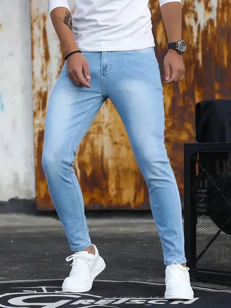 Jeans en denim bleu foncé coupe slim pour homme en denim à effet clair, avec coupe slim et détails d’atténuation subtils.
