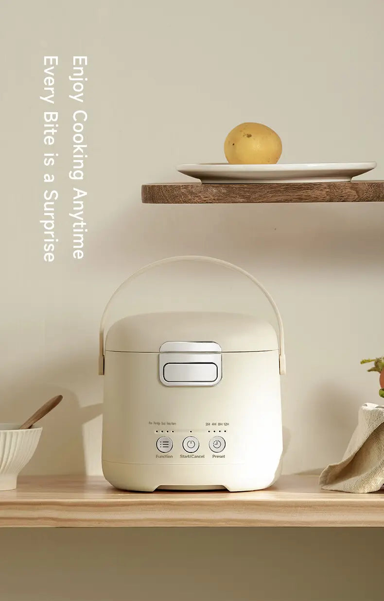 Zemkon 1,2-l Smart-Elektro-Reiskocher in Creme mit elegantem, abgerundetem Design und einem silbernen Bedienfeld mit drei Tasten.