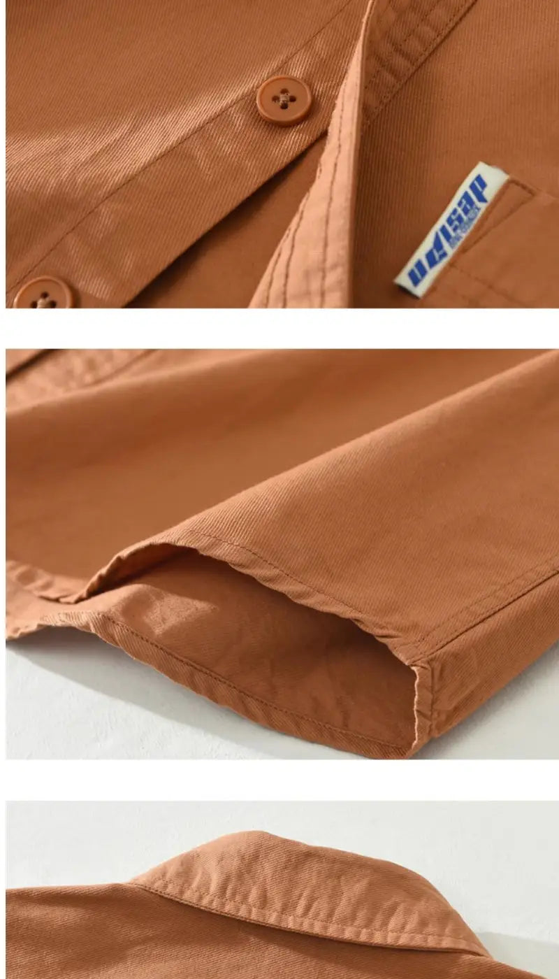 Camisa de vestir casual para hombre de un solo color, de manga larga, en algodón color caqui, con botones a juego y una pequeña etiqueta de marca blanca.