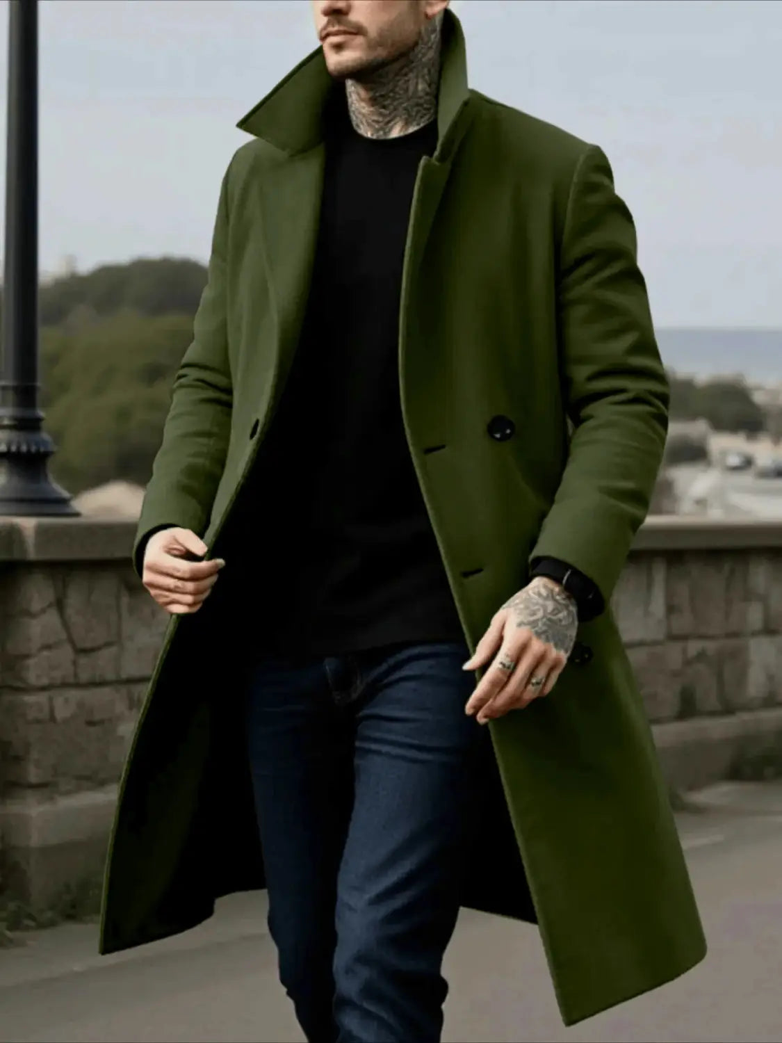Abrigo de lana para hombre de doble botonadura en color verde oliva con cuello tipo solapa y botones negros, diseñado para su uso en invierno.