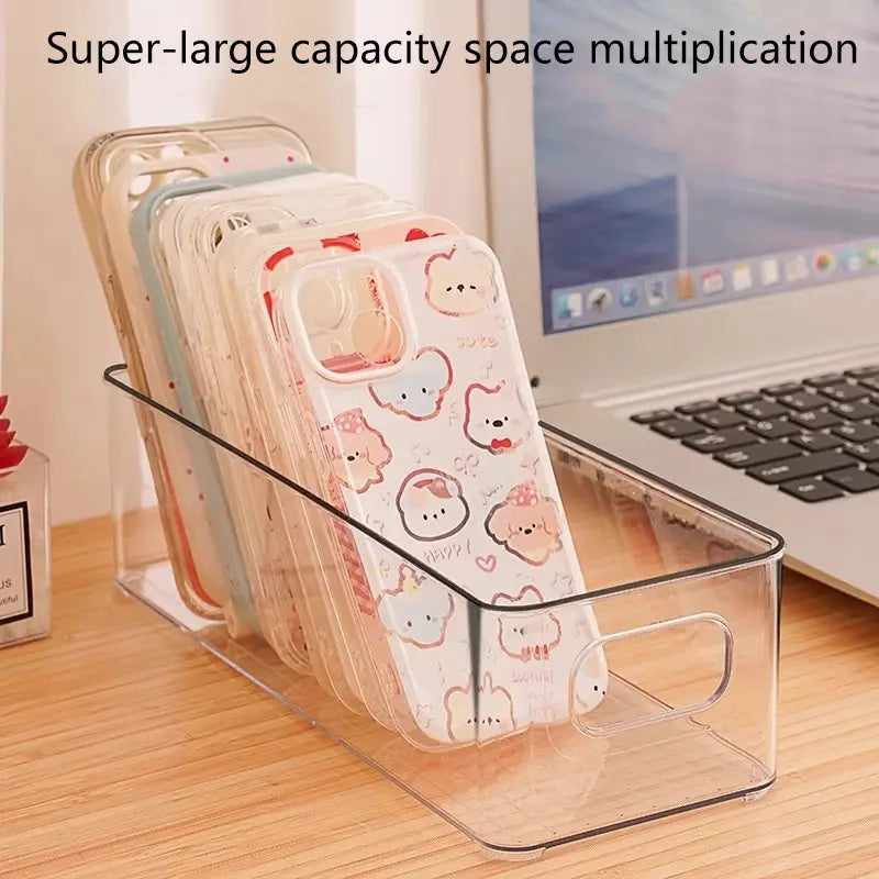 Bac de rangement pour réfrigérateur en plastique transparent avec poignées, maintenant plusieurs étuis de téléphone colorés à motifs de dessins animés, dans un organiseur d’étuis de téléphone en plastique transparent avec poignée