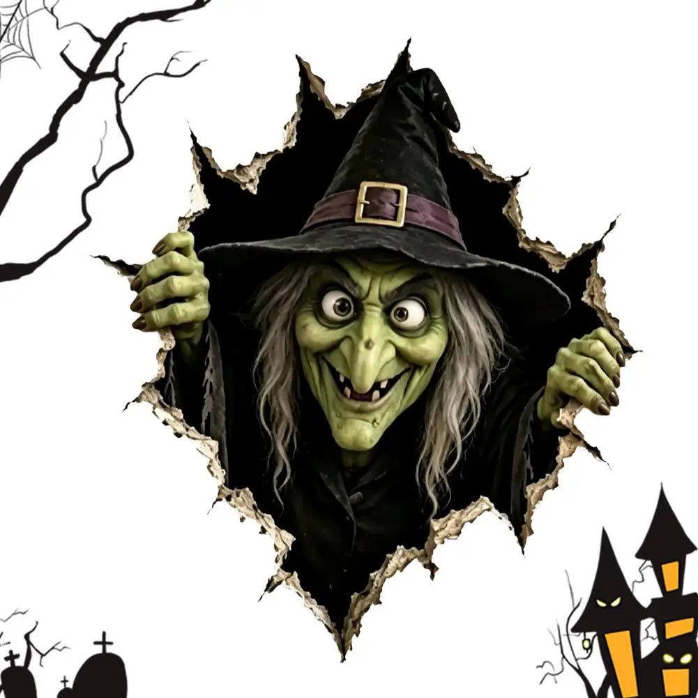 Autocollant mural 3D pour Halloween en papier, représentant une sorcière verte dessinée de manière caricaturale, aux longs cheveux gris, portant un chapeau noir pointu avec une boucle dorée, observant à travers un trou déchiré dans le mur.