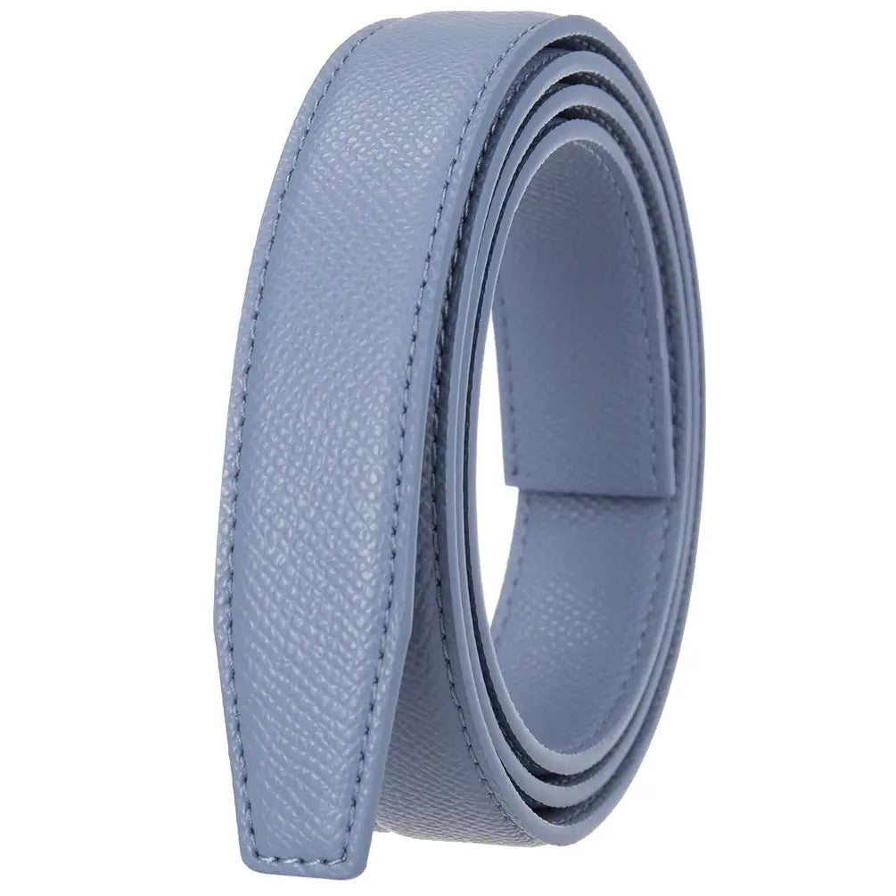 Une ceinture en cuir torsadée bleu clair pour femmes avec une boucle automatique, une passe-partie fine, une surface texturée subtile et une couture précise le long des bords.