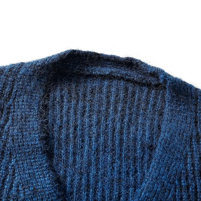 Herren-V-Ausschnitt-Strickcardigan aus tiefblauer gerippter Strickware mit weicher, strukturierter Woll-Optik.