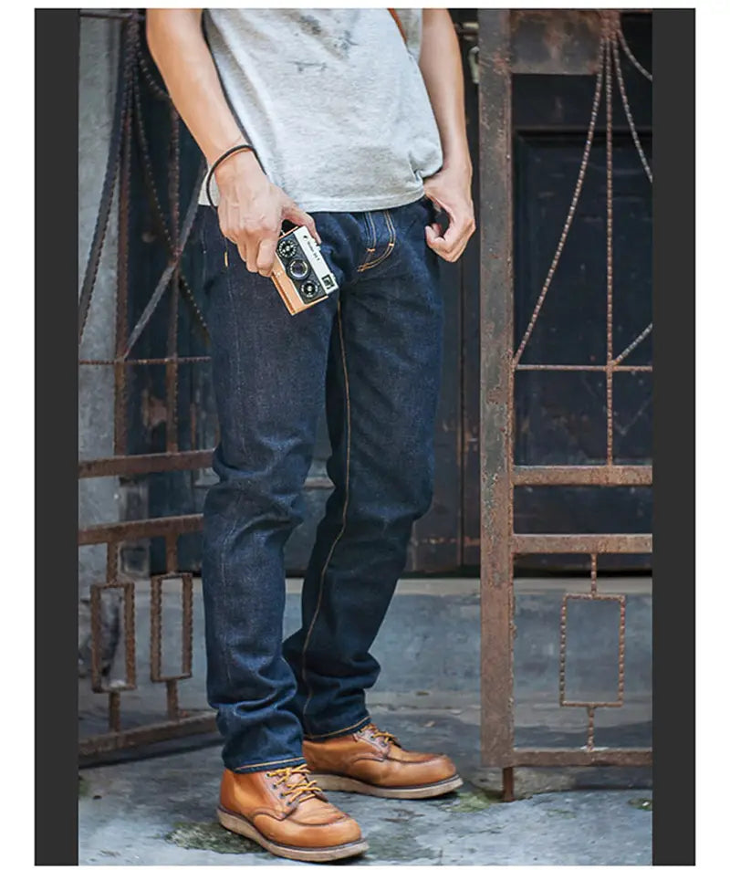 Jean en denim indigo foncé « red tornado » en selvedge slim droit 16 oz, avec des surpiqûres visibles et une coupe de jambe droite