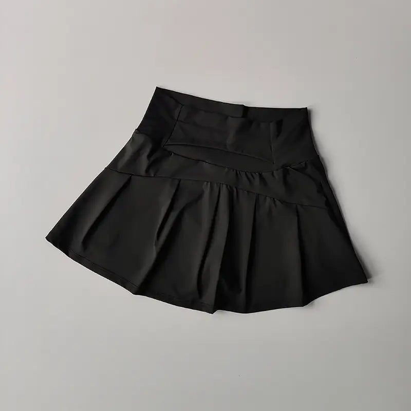Schwarzer plissierter Minirock mit hohem Bund und mehrschichtigem Design für den Einsatz als High-Waist-Sport-Tennisrock für Damen mit schnelltrocknender Funktion.