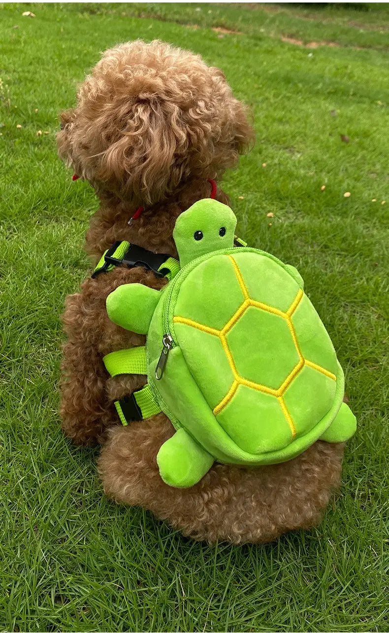 Mochila de perro con forma de tortuga de felpa verde brillante con costuras amarillas y correas negras, diseñada como transportín cómodo.