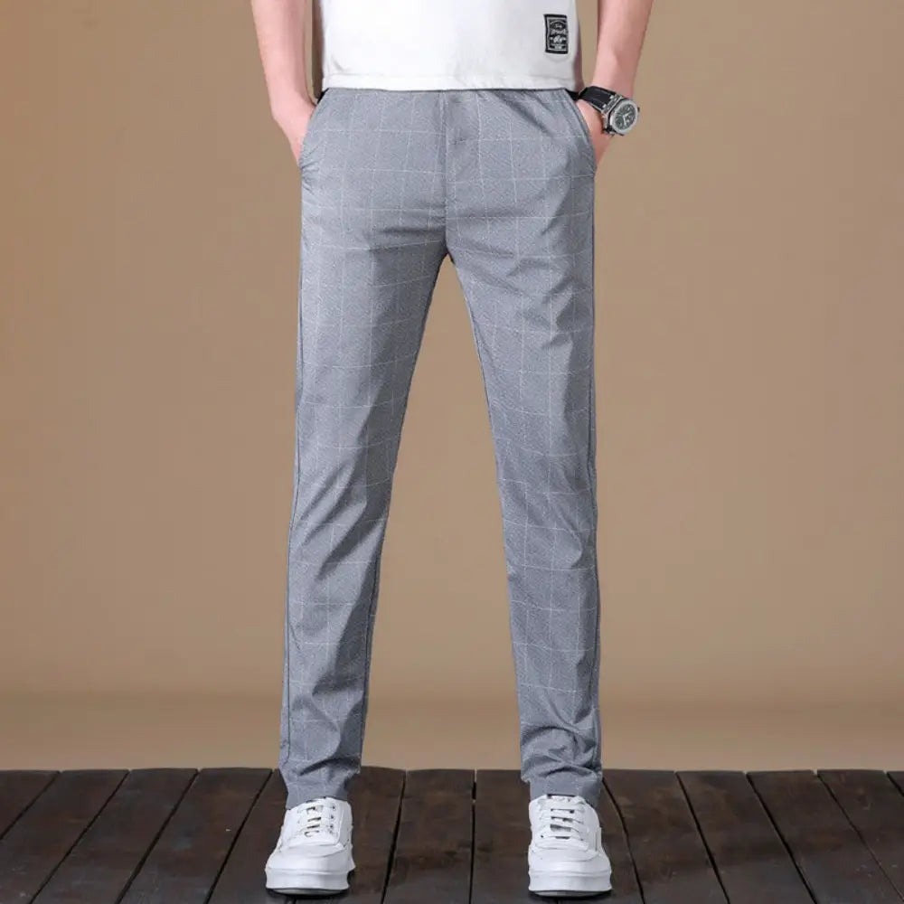 Pantalon de costume d’affaires pour homme en soie glacée, coupe ajustée : carreaux gris, confectionné dans un tissu léger pour un usage décontracté