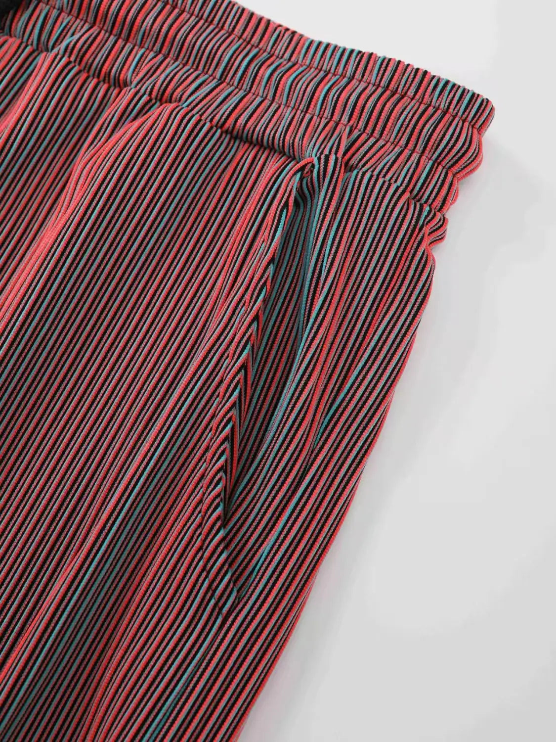 Pantalons décontractés homme style streetwear en velours côtelé, rouges et rayures turquoise avec design à plis, taille élastique et cordon de serrage.