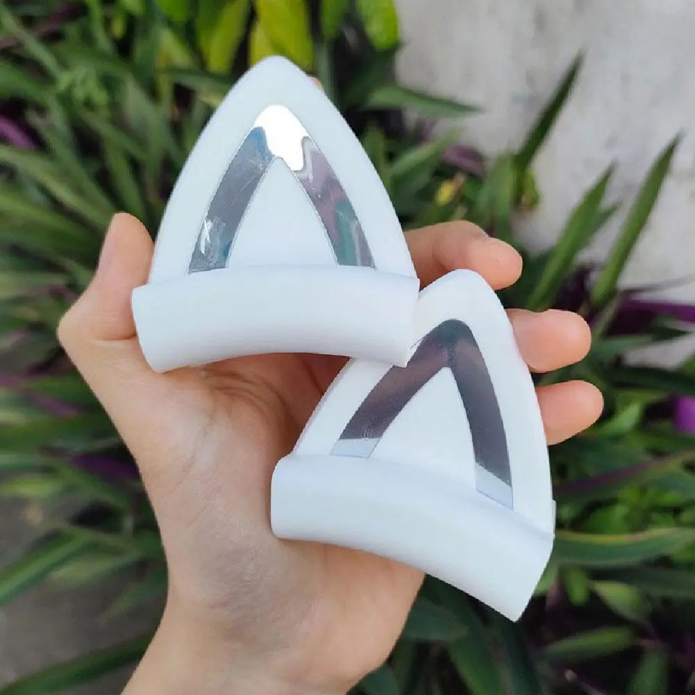 Attaches pour casque avec oreilles de chat en silicone blanc, avec protecteurs d’angle en forme d’oreille et panneaux internes argentés réfléchissants.