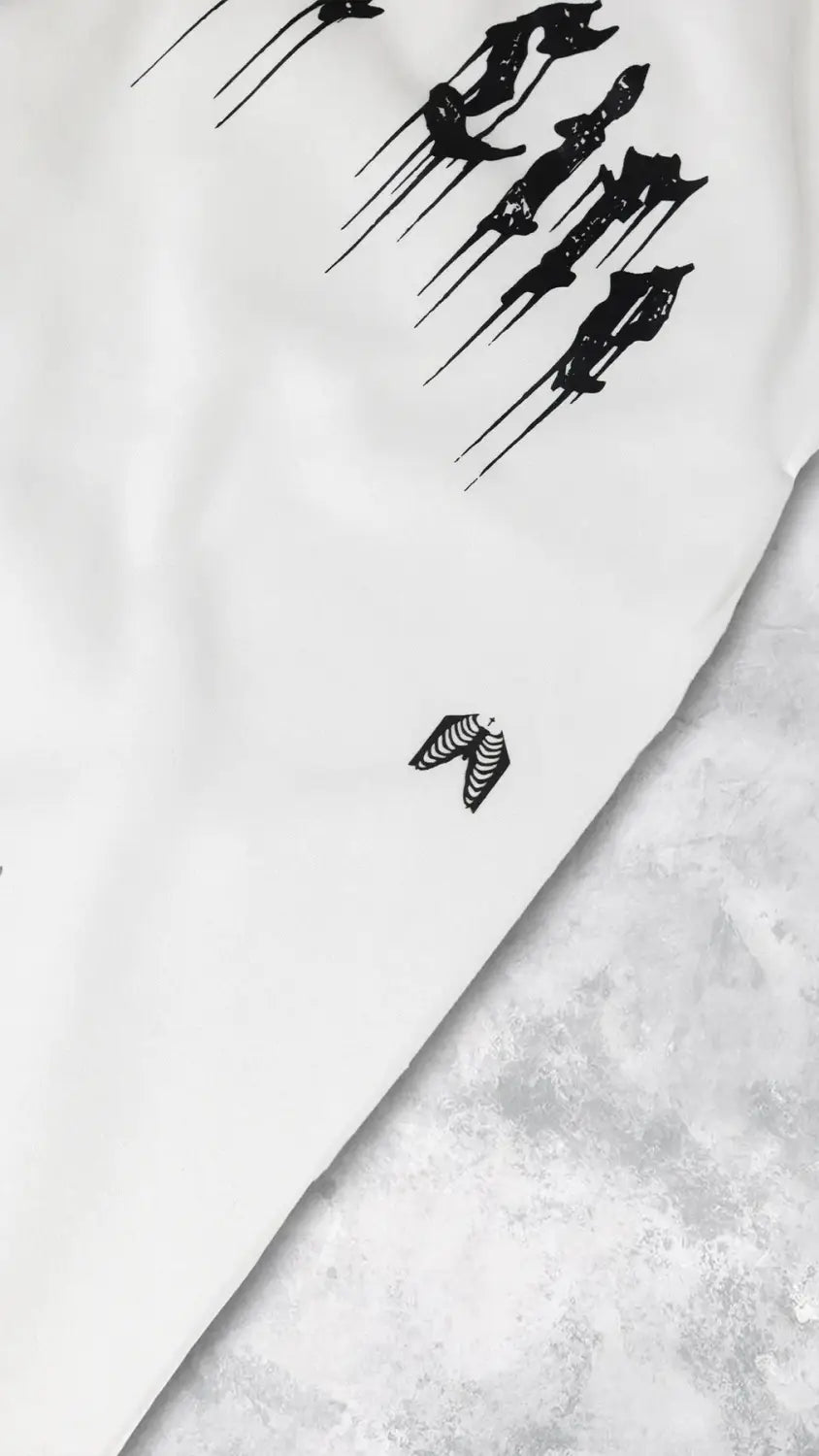 Pantalons d’entraînement graphiques pour hommes, sweatpants en tissu blanc, avec des impressions de couteau stylisées noires audacieuses et un petit motif d’aile pour un usage en vêtements d’entraînement