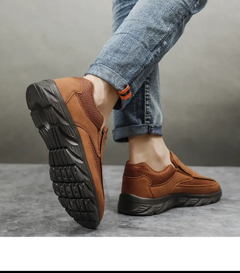 Herren-Lederschuhe im lässigen Stil in braunem Wildleder und Mesh mit schwarzer Gummisohle.