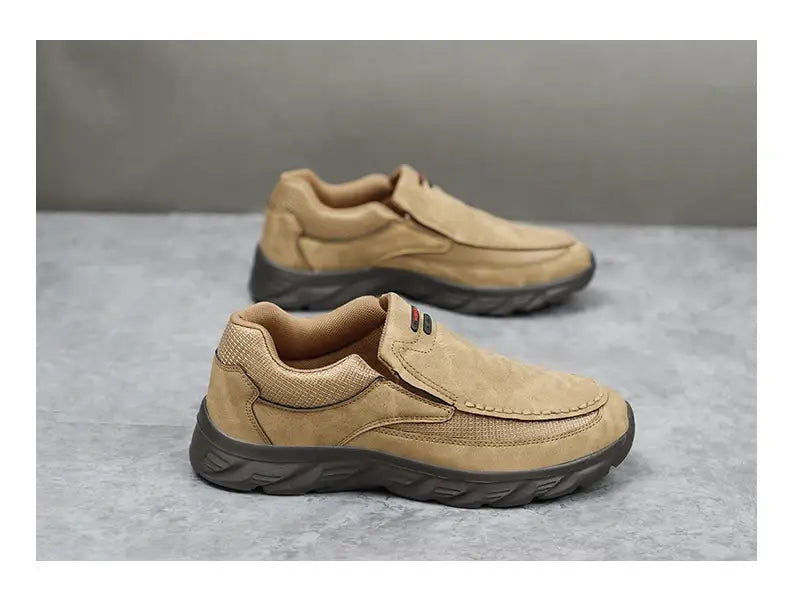 Herren-Lederschuhe im lässigen Stil aus beigem Wildleder mit einem strukturierten Mesh-Element an der Seite und einer dunkelgrauen Gummisohle.