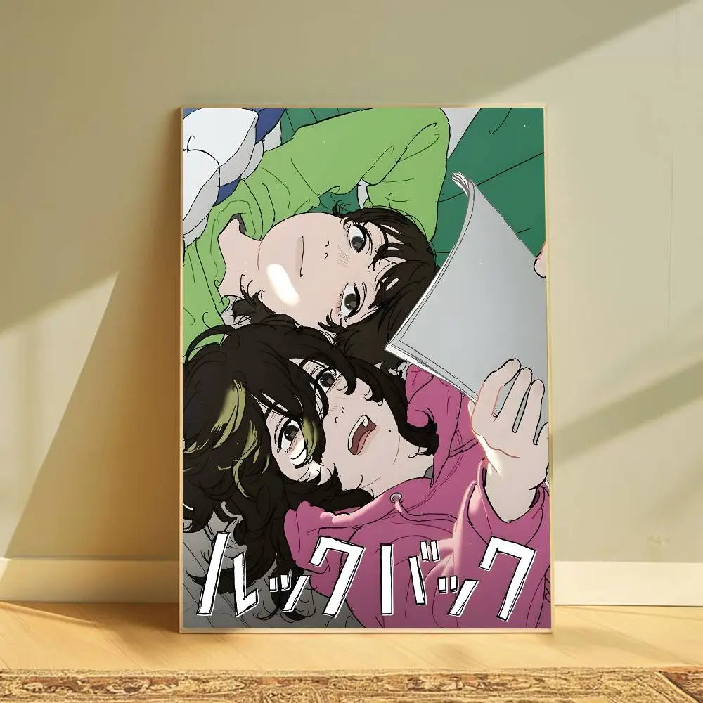 Póster retrográfica anime vibrante estilo look back que presenta dos personajes con sudaderillas verde y rosa, con texto japonés llamativo; diseñado como arte mural gráfico moderno para la decoración de la sala de estar.