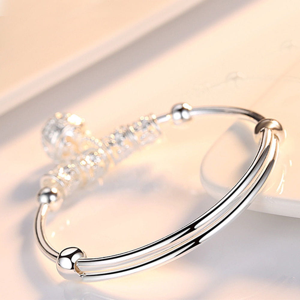 Bracelet jonc à billes grelots en argent sterling, présentant un délicat motif de perles rehaussé d’accents en cristal transparent.