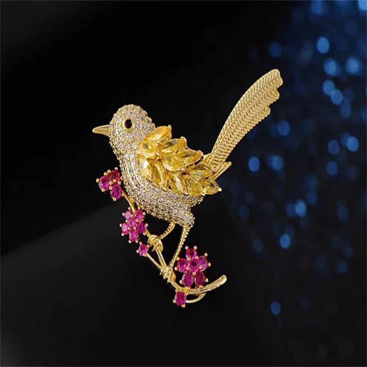 きらめくダイヤモンドと鮮やかなルビーの花で飾られた、ゴールデンバードのブローチ ジェムストーン 動物 衣類用ピン。
