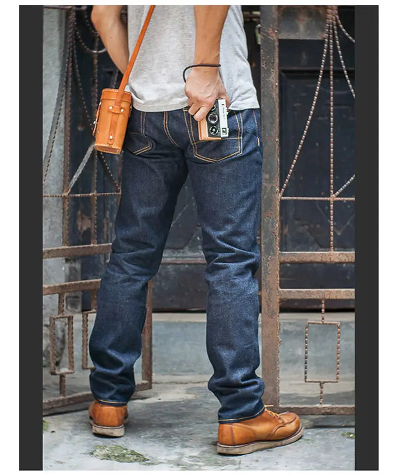 Jeans en denim indigo foncé avec surpiqûres visibles et coupe classique de jambe droite, issus de la collection de jeans « Red Tornado » en selvedge slim droit 16 oz.