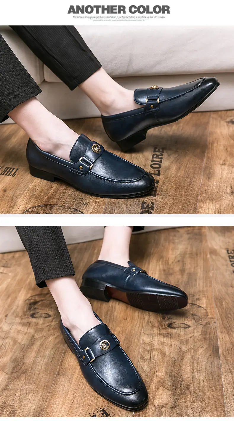 Dunkelblaue Herren-Lederslipper im eleganten Stil mit goldfarbenen Metall-Schnallenakzenten.