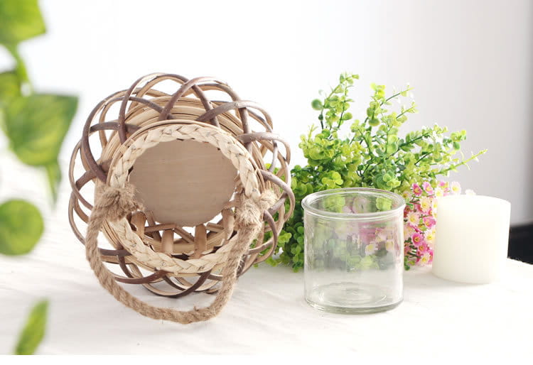 Porte-bougie en bambou tissé en rotin, de couleur beige naturel et brun, avec des poignées en corde tressée, conçu pour la décoration intérieure du domicile et recevant des avis positifs