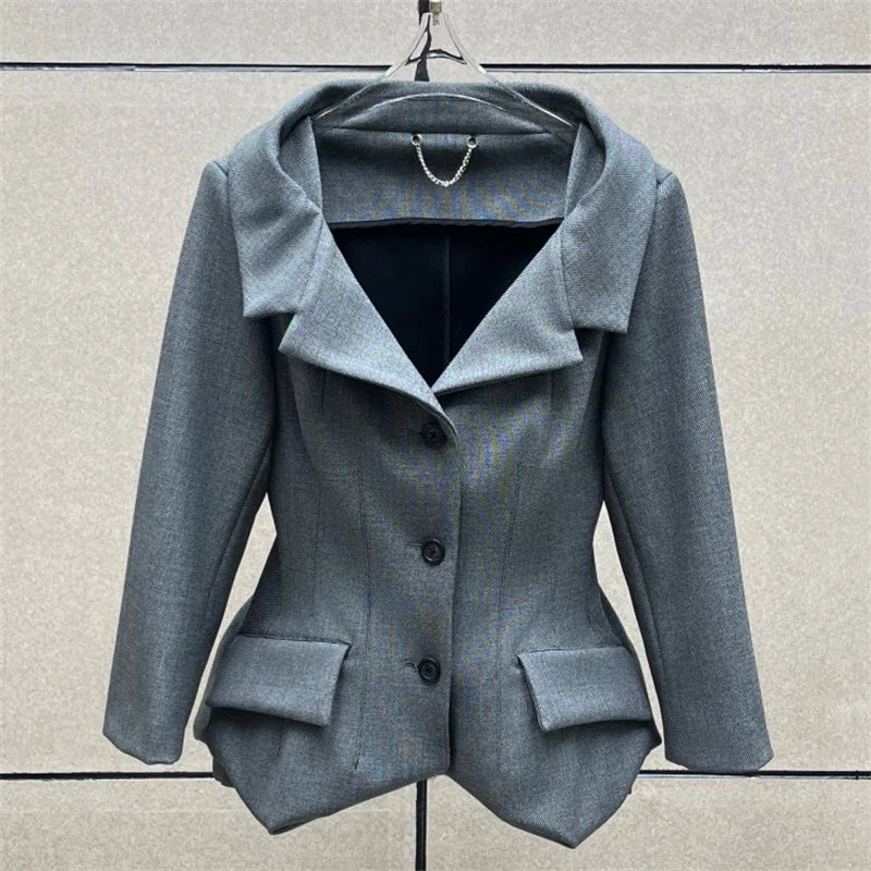 Veste blazer en laine texturée grise avec boutons noirs à encoches et poches évasées, associée à une jupe crayon grise taille haute de longueur genou au style Y2K