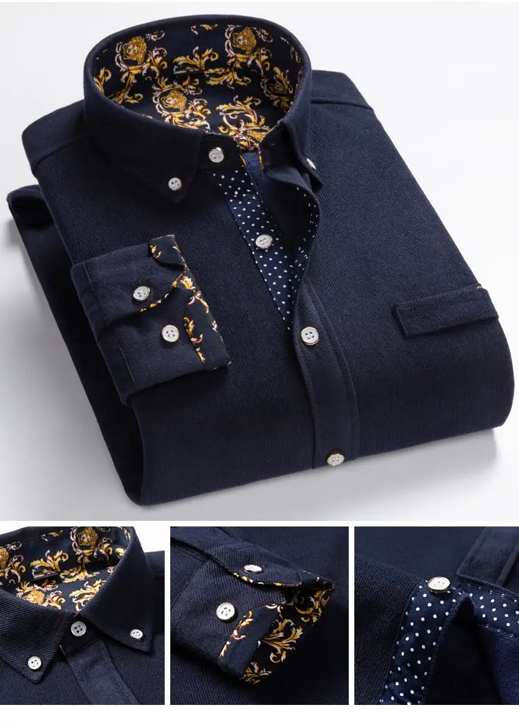 Dunkelnavyblaues Herren-Winter-Cord-Casual-Langarmhemd mit aufwendig gemustertem gold- und schwarzfarbigem Besatz, weißen Knöpfen, dezenter strukturierter Weboptik, erhältlich in zwei Größen kleiner.