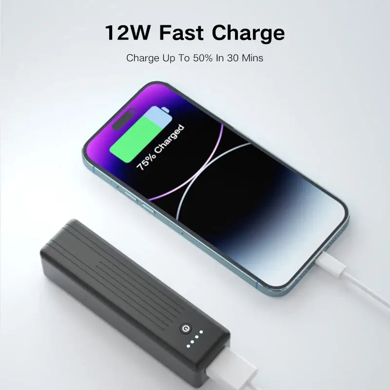 Schwarze rechteckige tragbare Powerbank mit strukturierter Oberfläche und Anzeigeleuchten; mit Typ-C-Eingang aus der Phomax-5000-mAh-Serie