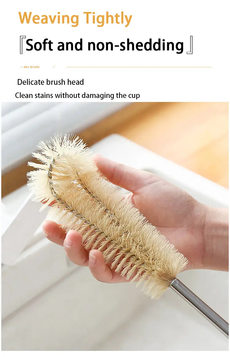 Une brosse à bouteille en bois à long manche à soies beige souples, avec un manche métallique élégant, conçue pour un nettoyage approfondi.