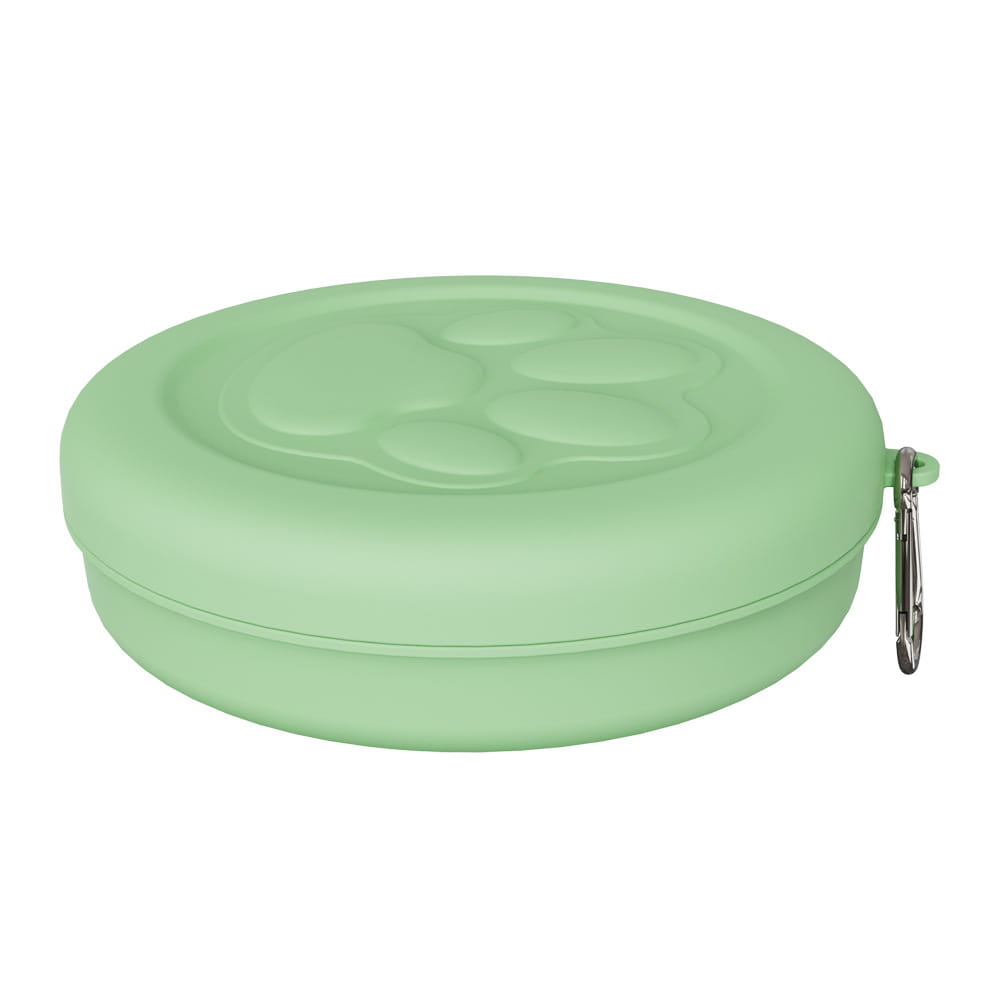 Cuenco portátil de silicona color verde claro para viajar con perros con almacenamiento de golosinas, que presenta un diseño de huella de pata en relieve y un clip de mosquetón plateado.